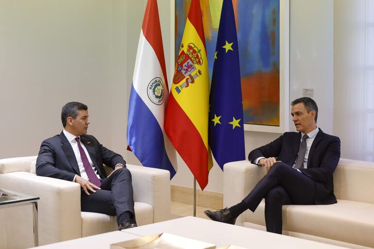 El presidente del Gobierno español, Pedro Sánchez (d), recibe al presidente de la República de Paraguay, Santiago Peña (i), en el Palacio de la Moncloa en Madrid, este miércoles.