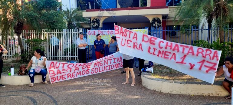 Vecinos reclaman el servicio de transporte público frente a la Municipalidad de Mariano Roque Alonso. 