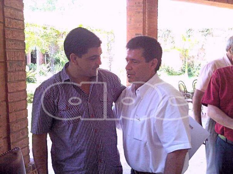 Claudecir Da Silveira, más conocido como “Mano”, abraza al expresidente Horacio Cartes Jara.