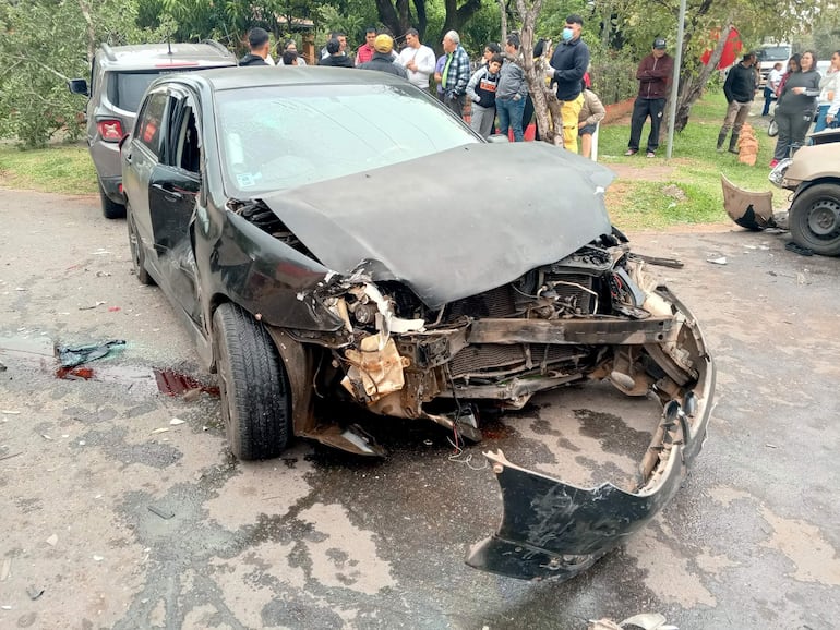 La peor parte se llevó el Toyota, modelo Runx , color negro porque le chocaron un costado del vehículo y de frente.