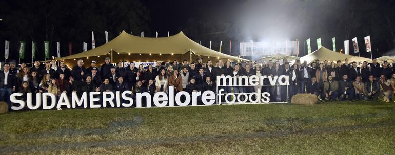 En el marco de la cuarta edición de la Expo Nelore organizada por la Asociación Paraguaya de Criadores de Nelore, el Banco Sudameris y Minerva Foods se unieron para ofrecer a sus clientes, aliados e invitados especiales una noche exclusiva para compartir.