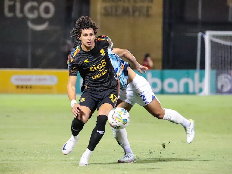 Adrián Alcaraz, jugador de Guaraní, pelea por el balón en el partido frente a Sportivo Luqueño por la fecha 17 del torneo Clausura 2024 del fútbol paraguayo en el estadio Rogelio Silvino Livieres, en Asunción.