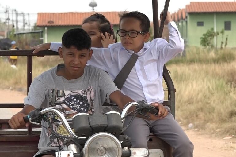 Así se trasladan los chicos que tuvieron la posiblidad de conseguir un lugar en una escuela lejana.