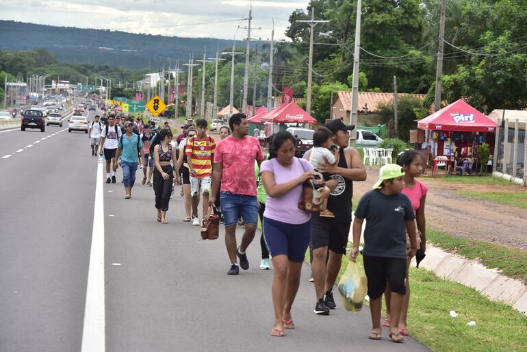 Miles de peregrinos arribaron ayer a Caacupé para participar hoy de la fiesta de la Inmaculada Concepción.