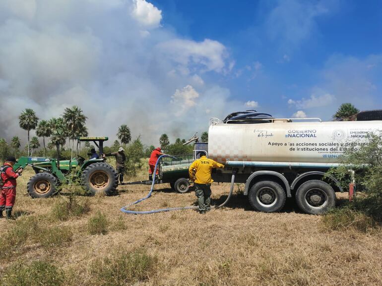 La Secretaría de Emergencia Nacional (SEN) envió un camión cisterna de 20.000 letros para contribuir con las tareas de combate a incendios forestales en el Chaco.