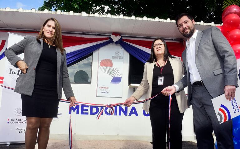 Dra. Jadiyi Yinde, Norma Romero y el Ing. Luis López Lafuente.