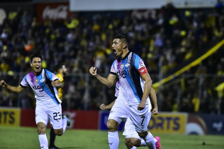 Óscar Cardozo, de LIbertad, celebrando un gol ante Guaraní.