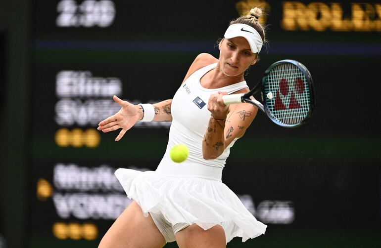 La checa Marketa Vondrousova se impuso fácil en semifinal a Elina Svitolina.