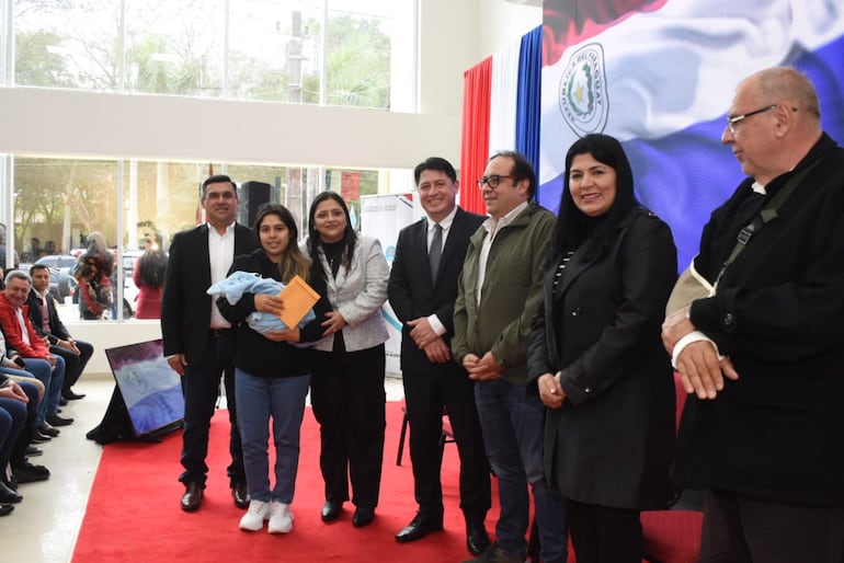 Esmerada Enegi de la parcialidad aché, con su bebé en brazos, tras recibir su beca universitaria de Yacyretá.