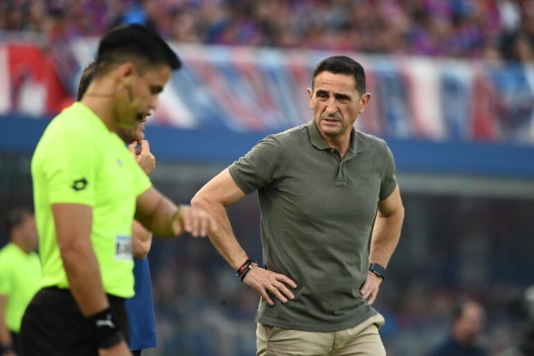 El español Manolo Jiménez, entrenador de Cerro Porteño, en el superclásico ante Olimpia por la sexta fecha del torneo Clausura 2024 del fútbol paraguayo en el estadio La Nueva Olla, en Asunción.