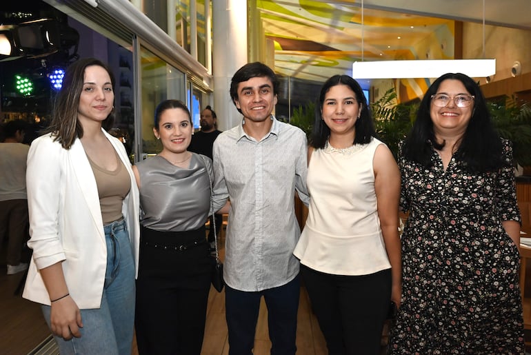 Cecilia Domínguez, Sofia Franco, Cirilo Burgos, Fátima Estigarribia y Primi Valiente. 