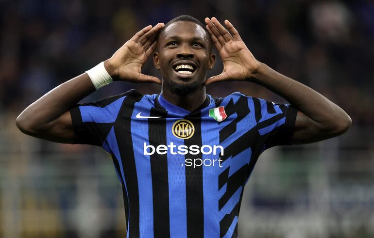 Milan (Italy), 05/10/2024.- Inter Milan'Äôs Marcus Thuram celebrates after scoring the 1-0 goal during the Italian Serie A soccer match between FC Inter and Torino FC at Giuseppe Meazza stadium in Milan, Italy, 05 October 2024. (Italia) EFE/EPA/MATTEO BAZZI
