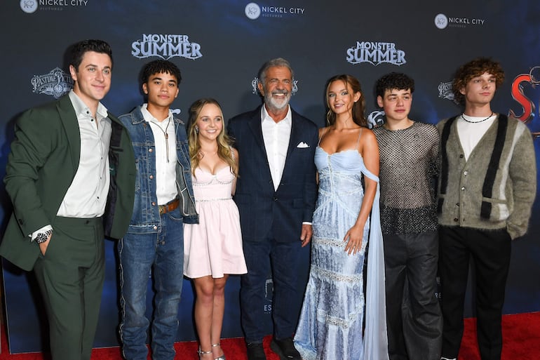 El director estadounidense David Henrie y los actores Noah Cottrell, Abby James Witherspoon, Mel Gibson, Lilah Pate, Julian Lerner y Mason Thames en la proyección especial de "Monster Summer" en el DGA Theatre Complex de Los Ángeles. (VALERIE MACON / AFP)