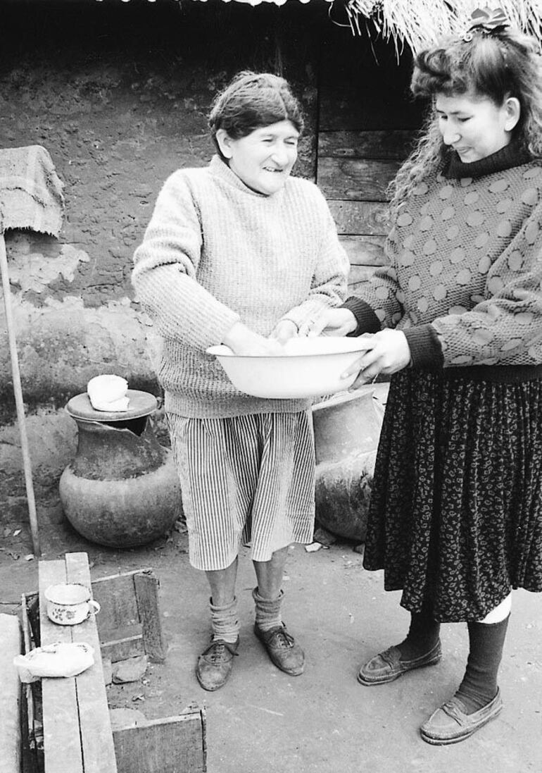 Juana Marta Rodas y su hija Julia Isídrez en una fotografía del año 1999, en su taller de cerámica.