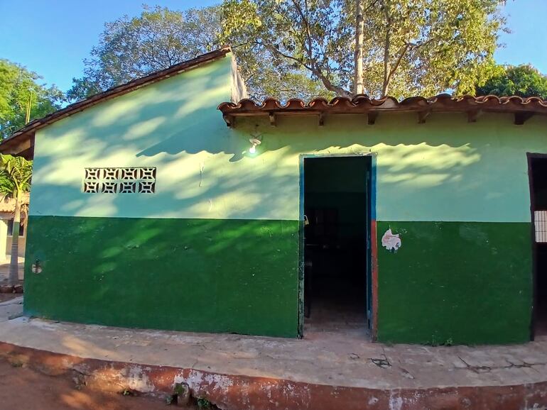 En el precario espacio que usan las cocineras para hacer el almuerzo no se tiene ni una mesa.