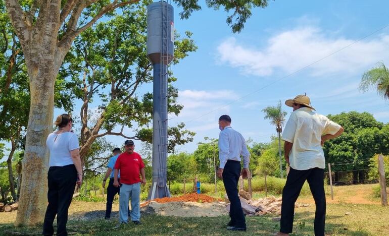 Este miércoles también apareció como arte de magia, uno de los tanques de agua que se denunciaron como obras fantasma. 