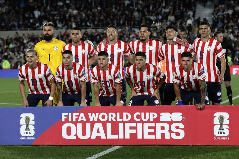 Los jugadores de Paraguay posan para una foto del equipo durante el partido de fútbol de clasificación sudamericana para la Copa Mundial de la FIFA 2026 entre Argentina y Paraguay en el estadio Mas Monumental de Buenos Aires, el 12 de octubre de 2023.