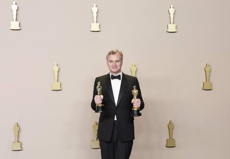 El cineasta Christopher Nolan posa con los Óscar a la mejor película y mejor dirección que ganó "Oppenheimer".