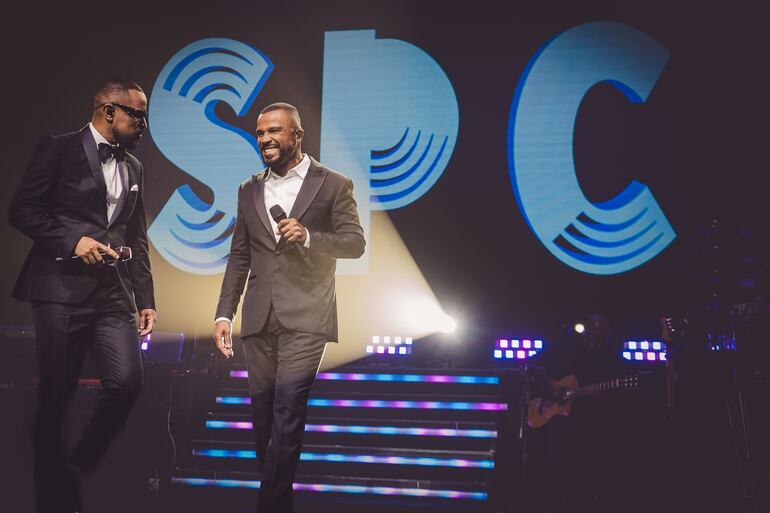 Alexandre Pires en el escenario junto al grupo Só Pra Contrariar, con quienes viene realizando la gira "O último encontro".