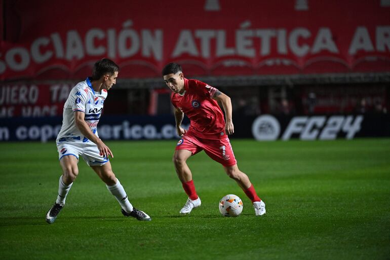 El extremo Santiago Montiel intenta burlar la marca del lateral tricolor Juan Luis Alfaro. (Foto: Nacional)