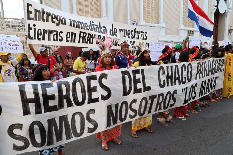 Indígenas maká marchando para reclamar la legalización de 335 hectáreas que el Estado les cedió en 1944 por su ayuda al Ejército paraguayo que peleó la Guerra del Chaco contra Bolivia (1932-1935), en Asunción. (Archivo).