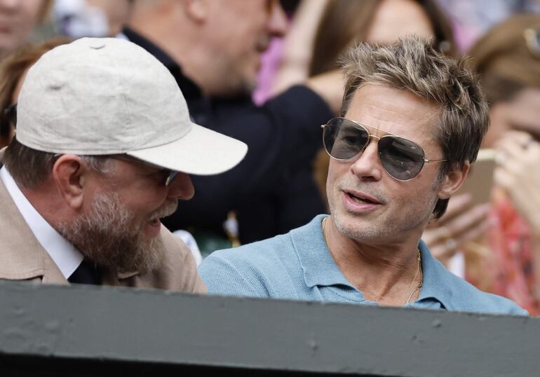 Brad Pitt junto al director británico Guy Ritche. (EFE/EPA/NEIL HALL)
