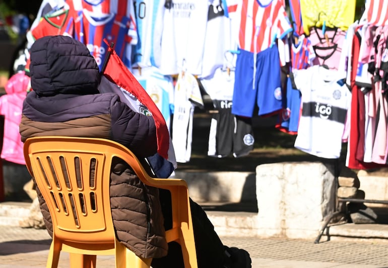 Un vendedor de remeras en el centro de Asunción.