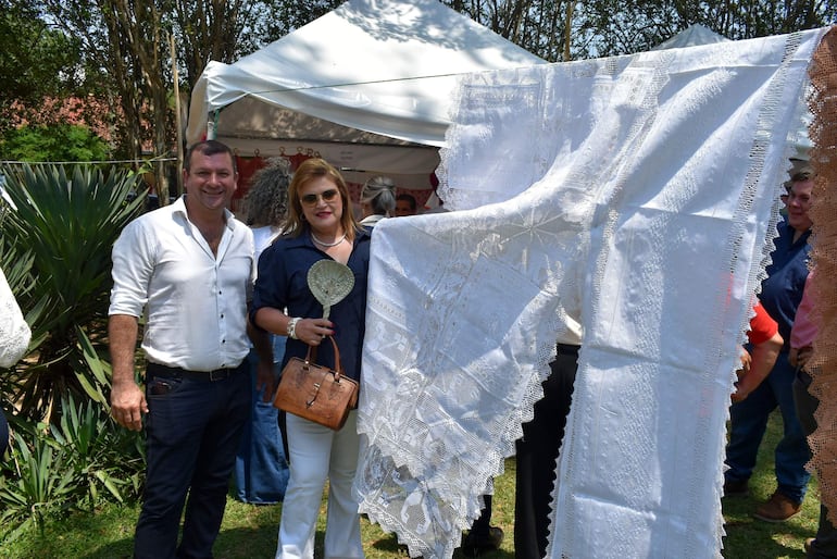 Hermosos manteles se pueden adquirir en la feria que culmina mañana.