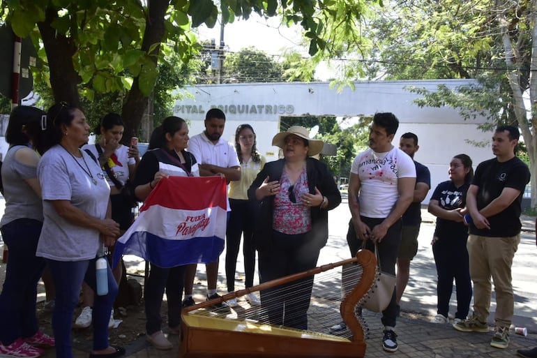 Pacientes, familiares de pacientes y algunos profesionales de la psiquiatría se manifestaron este domingo frente al Hospital Psiquiátrico.