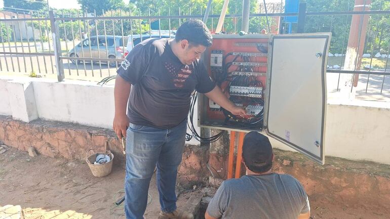 Electricistas trabajan para reponer la energía eléctrica en el Centro de Salud de San Antonio. El nosocomio quedó casi 10 horas sin luz.