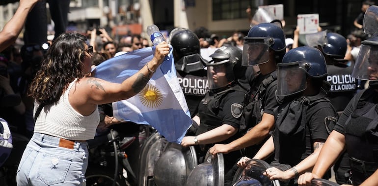 Durante la manifestación, la CGT leyó un documento contra el Decreto de Necesidad y Urgencia dictado por Javier Milei.