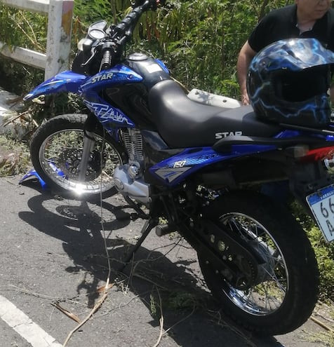 En esta motocicleta viajaba Juan Ramón Maldonado Villasanti, de 32 años, quién falleció tras colisionar su motocicleta contra la baranda de un puente en la ruta PY 04 Gral. José E. Díaz, a la altura del kilómetro 44,5.