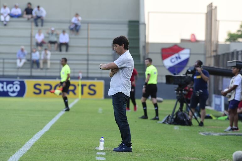 El entrenador Daniel Garnero (camisa) en el último partido con Libertad antes de asumir en la selección paraguaya.