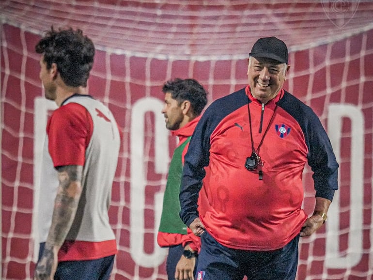 Carlos Jara Saguier en el entrenamiento de Cerro Porteño en la Ollita, en Asunción.