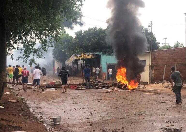 La ocupación de la Finca 66 genera un grave problema social debido a los violentos desalojos. 