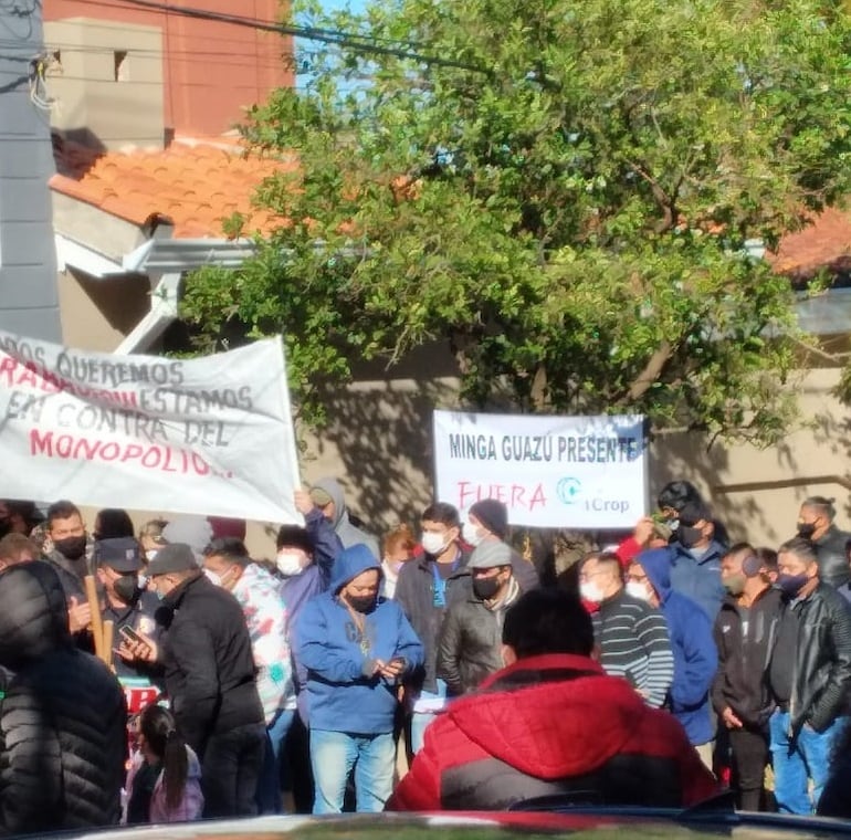 Un grupo de explotadores de tragamonedas se manifestó frente a Conajzar, esta mañana. Exigen el cese del contrato con iCrop SA, cuyo representante es Ariel Peña Flores.