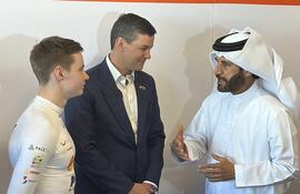 Joshua Duerksen (i), Santiago Peña (c) y Mohammed Ben Sulayem conversando en Abu Dabi, Emiratos Árabes Unidos.