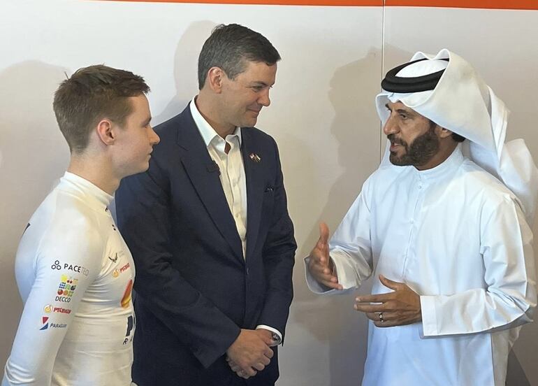 Joshua Duerksen (i), Santiago Peña (c) y Mohammed Ben Sulayem conversando en Abu Dabi, Emiratos Árabes Unidos.