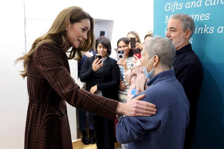 Kate Middleton habla con Rebecca Mendelhson durante su visita al Royal Marsden Hospital. (Chris Jackson / POOL / AFP)