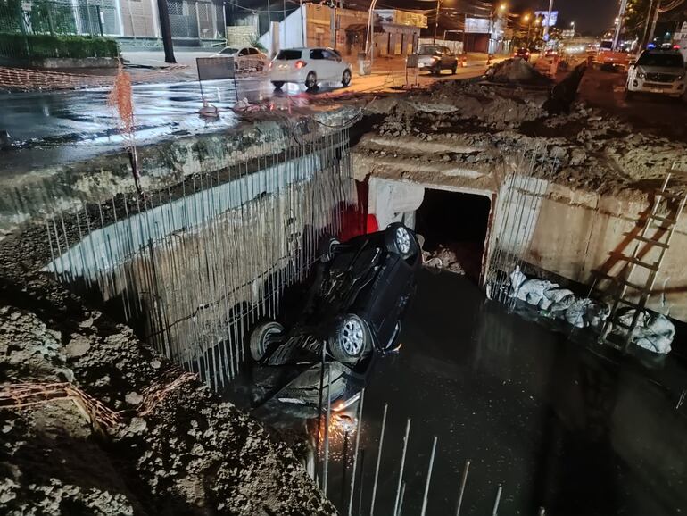 Con esta imagen se observa la distancia entre la avenida y el lugar en que cayó la camioneta en el lugar que se hacen obras en la avenida Eusebio Ayala.