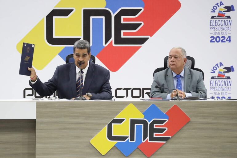 El presidente de Venezuela, Nicolás Maduro (i), habla junto al presidente de Consejo Nacional Electoral (CNE), Elvis Amoroso, este lunes, durante la entrega del acta de juramentación del presidente electo, en Caracas (Venezuela). EFE/ Ronald Peña R.