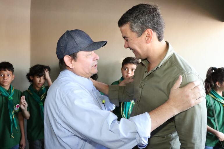 El presidente del Indert, Francisco Ruíz Diaz, con el presidente de la República, Santiago Peña.