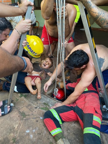 Bomberos salvan a un niño y a un hombre atrapados en un pozo en Capiatá.