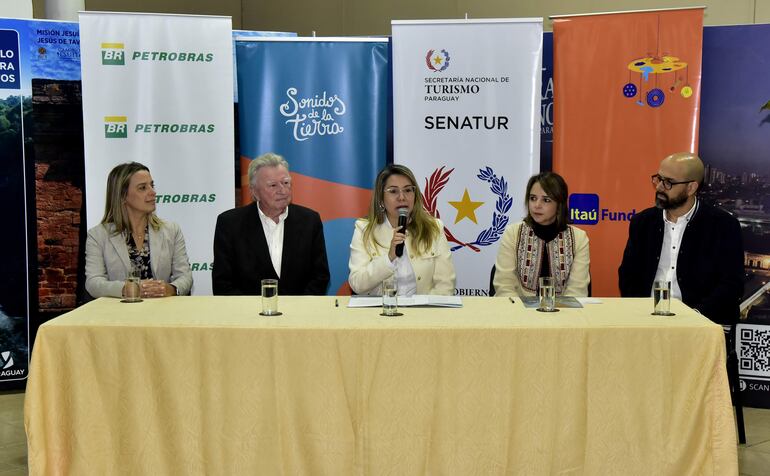 Ana Royg, Luis Szarán, Angie Duarte, Natalia García y Roberto Galeano participaron hoy de la presentación de la Ruta de Festivales "Suena Paraguay 2024" en Turista Róga.