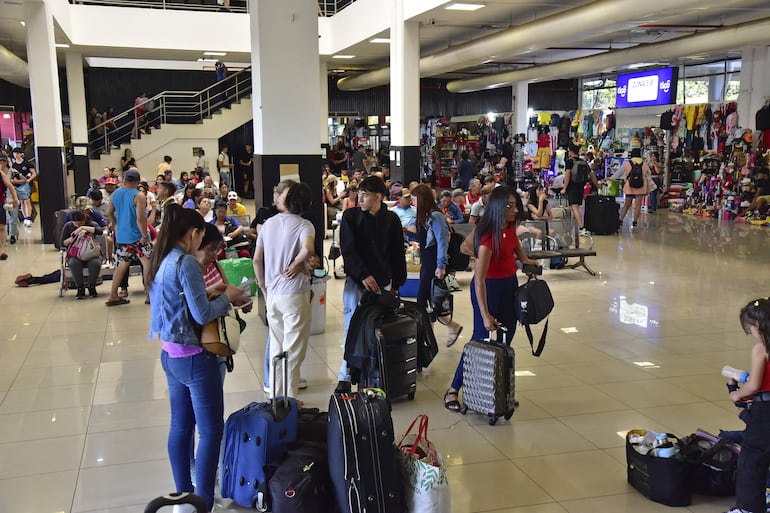 Intenso movimiento de pasajeros en la Estación de Buses de Asunción este lunes 30 de enero.