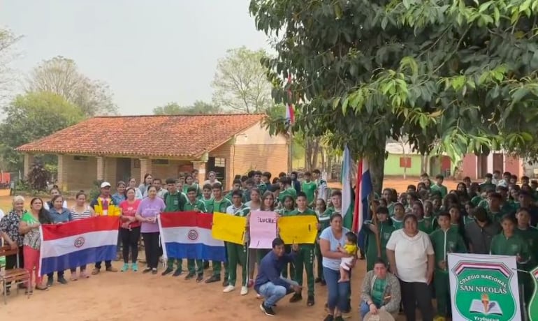 Los padres y alumnos resolvieron levantar momentáneamente la medida de fuerza en el colegio San Nicolás