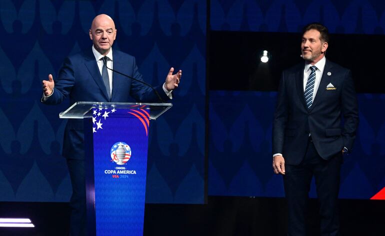 Gianni Infantino, presidente de la FIFA, y Alejandro Domínguez, titular de la Conmebol, en la previa del sorteo de la Copa América 2024.