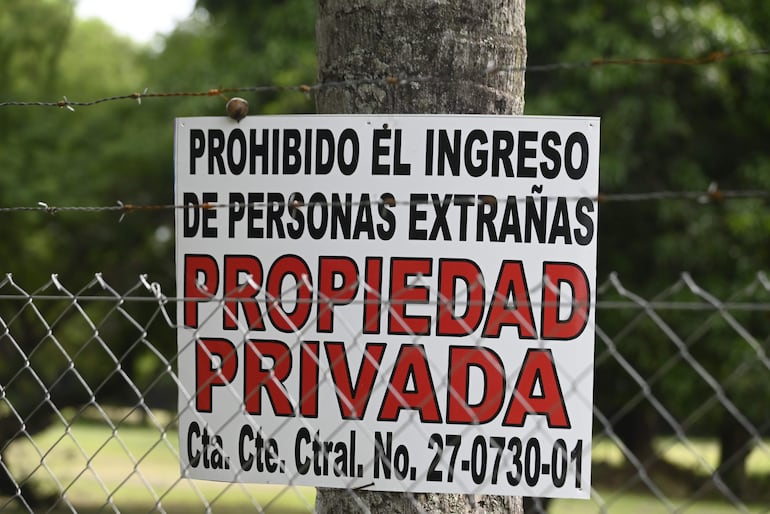 Cartel con cuenta catastral de Luque instalado en el terreno que pertenece a IDESA y está en Asunción, según la ley N° 426/73 y según la municipalidad de Asunción, pero que jueza Patricia Samaniego despojó y dice que es de Luque.