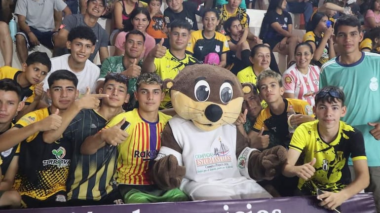 El famoso Lobope`i, mascota de estas olimpiadas estudiantiles, es la atracción en las competencias.