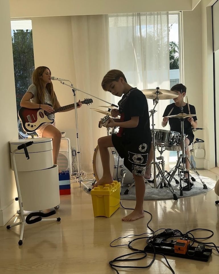 Shakira, Milan y Sasha tocando juntos en su casa de Miami, celebrando el Día de la Madre. (Instagram/Shakira)